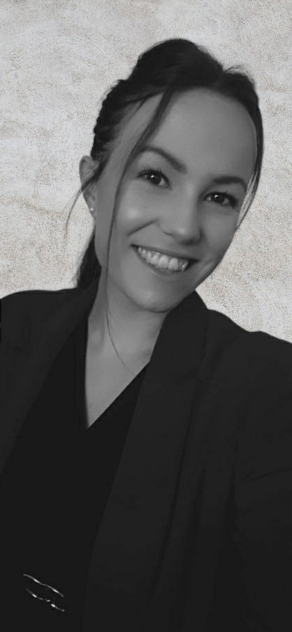 Photo de moi, Solène, auxiliaire de puériculture et créatrice de formations pour parents, spécialisée dans l'accompagnement bienveillant des familles et le développement des tout-petits.
